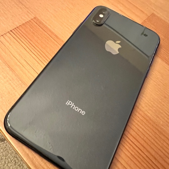 IPhone XS 64gb - Picture 2 of 3